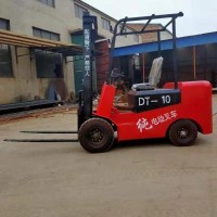 2噸電動叉車哪里有賣的？阿勒泰電動叉車廠家直銷，新能源叉車